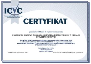 pracownik_biurowy_z_obsluga_komputera_i_marketingiem_w_mediach_spolecznosciowych